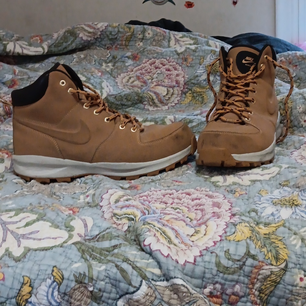 Men's Nike boots are in great shape and bee almost brand new